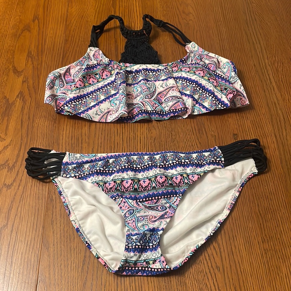 Arizona 2pc Bikini, Top is a medium and bottoms are a large.